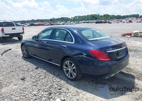 2015 Mercedes-Benz C 300 4Matic z USA, uszkodzony, nr VIN 55SWF4KBXFU084948
